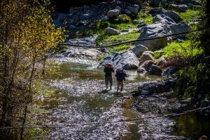 Berber tragen Lasten in einem Flussbett im Atlas - Foto: Alexander Baumbach