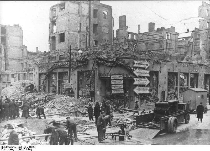 ADN-Zentralbild/Archiv II. Weltkrieg 1939-45 Unser Bild zeigt die durch britisch-amerikanische Luftangriffe verursachten Bombenschäden in Berlin, Friedrichstraße Ecke Dorotheenstraße, wo sich das Varieté 